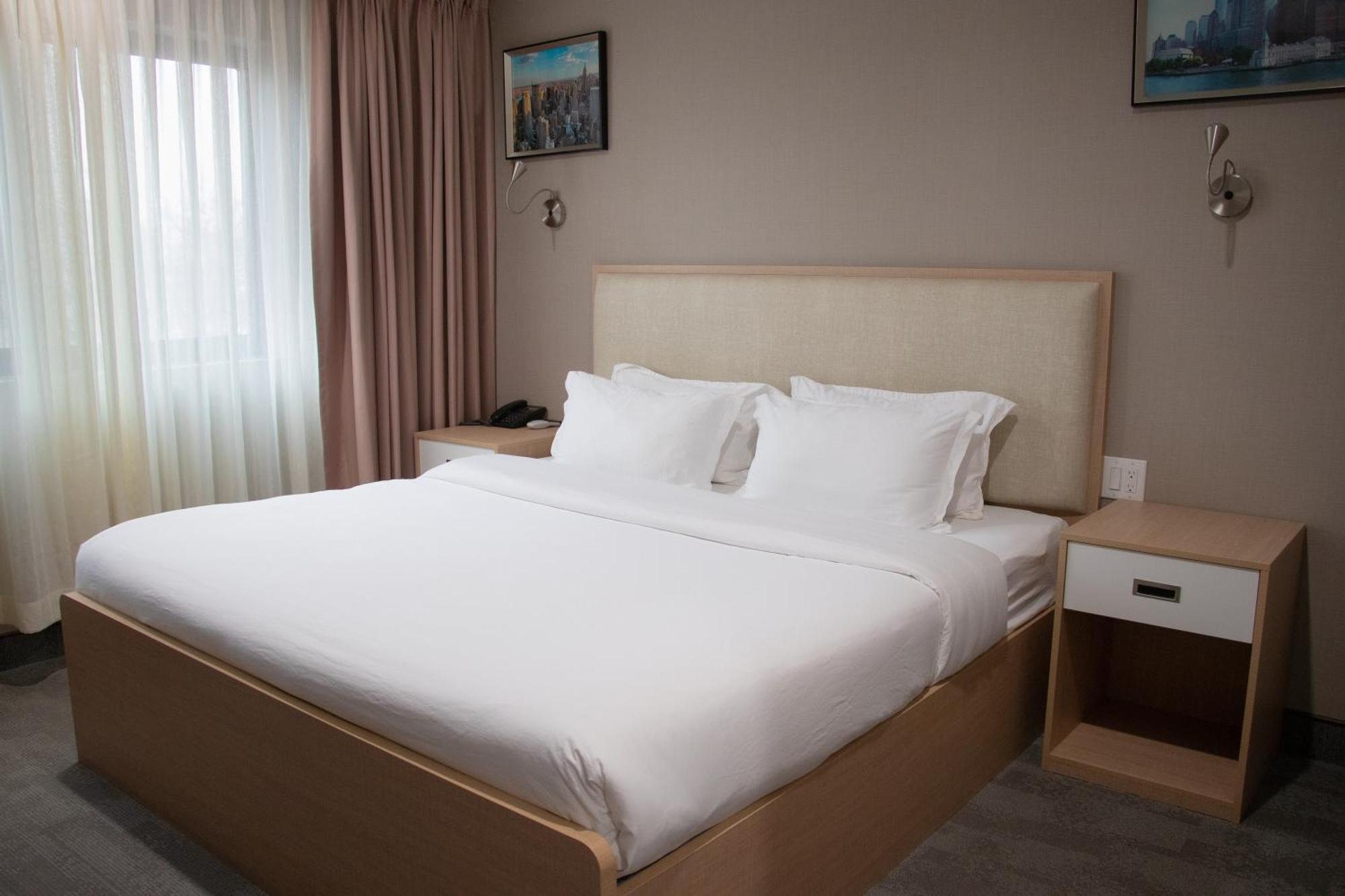 LIC Plaza Hotel New York Esterno foto